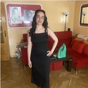 Chica de 18 años con gran afición en la biología, queriéndose dedicar a ello en un futuro, imparte clases de dicha asignatura.